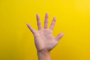 Sarı arka planda avuç içi hareketini aç 