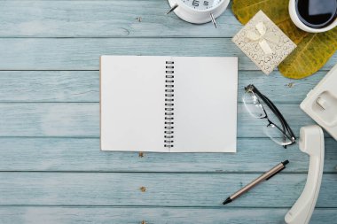 Not defteri, defter, kalem, kahve, ahşap zemin üzerinde bir fincan çay.