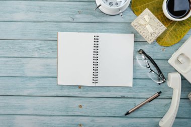 Kahve, defter, bardak, kalem, bardak, not defteri, kalem, günlük. işyeri görünümü