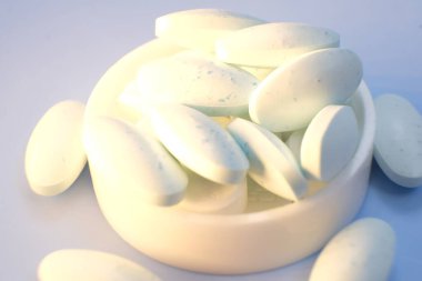 mavi zemin üzerine beyaz ve mavi hap.