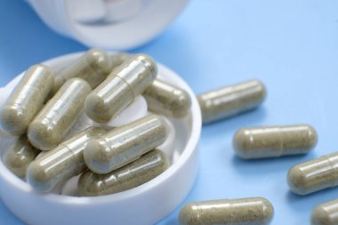 mavi arka planda haplar ve kapsüller.