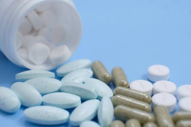 Mavi arka planda mavi haplar ve kapsüller.