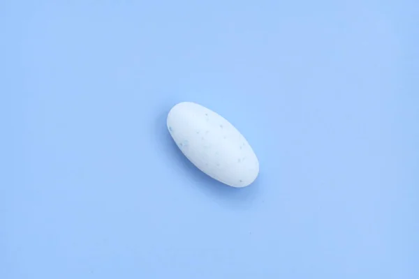 Biała Tabletka Jasnoniebieskim Tle — Zdjęcie stockowe