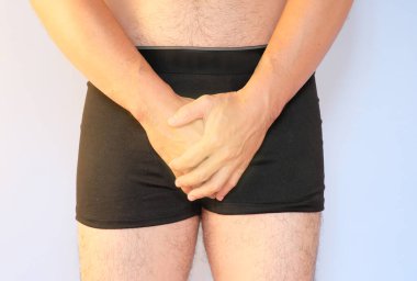 Acı çeken bir adam, beyaz arka planda izole edilmiş.