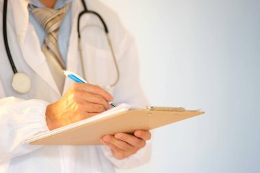 Doktor hastanede notlar yazıyor. tıbbi konsept.