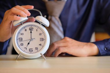 Masada saati olan adam.