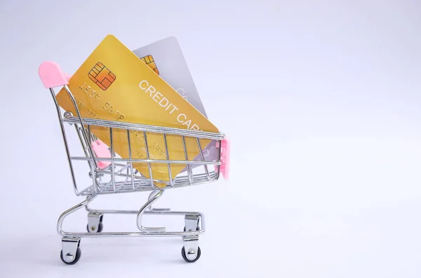 Carrito Compras Con Tarjetas Crédito Sobre Fondo Blanco —  Fotos de Stock