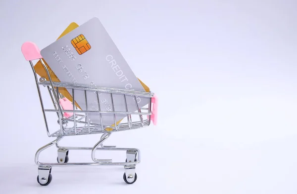 Winkelwagen Met Kredietkaarten Een Witte Achtergrond — Stockfoto