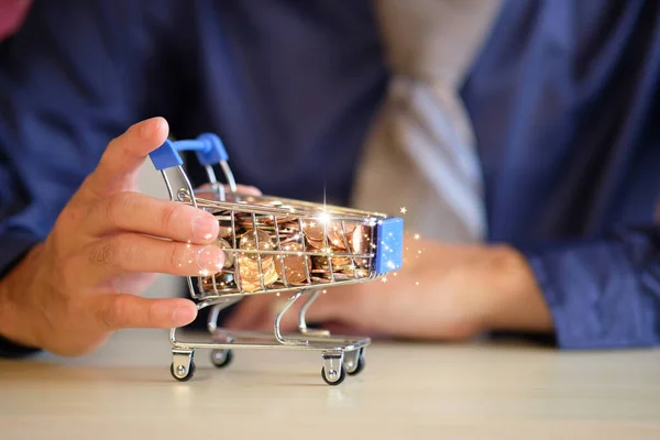 Man Met Klein Winkelwagentje Met Een Trolley Vol Munten — Stockfoto