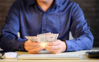 Adam para tutuyor, online bankacılık kavramı