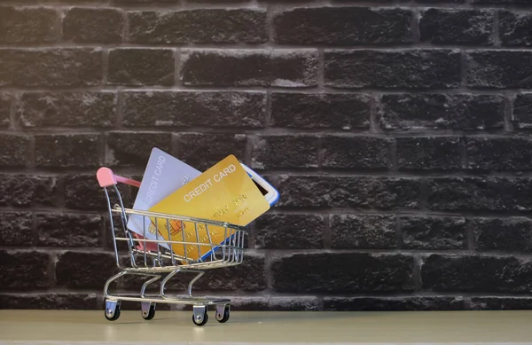 Carrito Compras Con Tarjeta Crédito Monedas —  Fotos de Stock