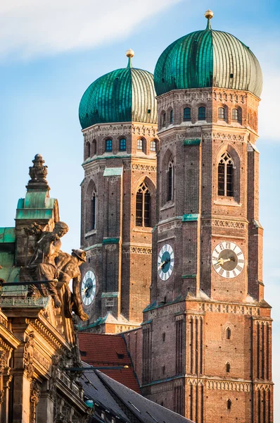 著名的慕尼黑大教堂-liebfrauenkirche — 图库照片