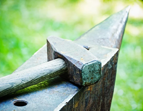 eski örs ve çekiçle