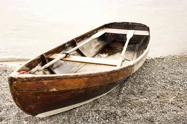 Altes Holzruderboot — Stockfoto