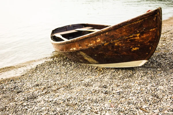 Altes Holzruderboot — Stockfoto