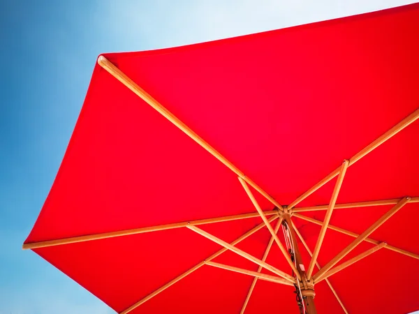 Röd parasoll — Stockfoto