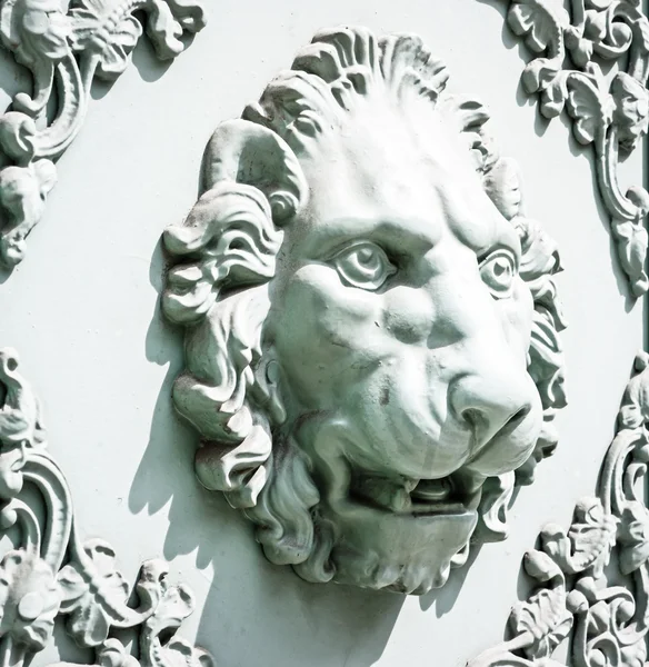 Estátua de leão velho — Fotografia de Stock