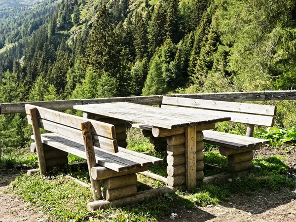 Picknicktisch — Stockfoto