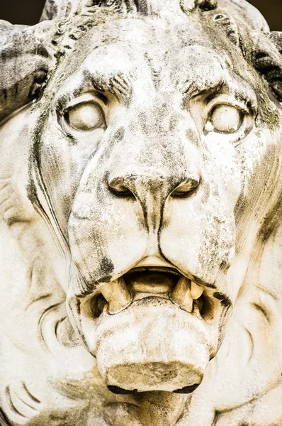 Estatua de león viejo —  Fotos de Stock