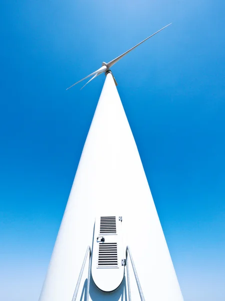 Сучасний вітрогенератор перед блакитним небом — стокове фото