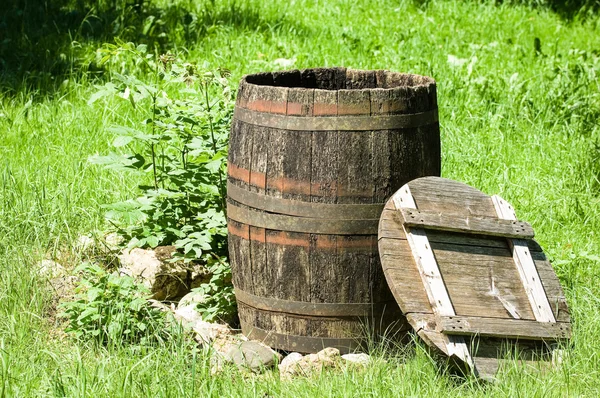 Viejo barril de vino de madera — Foto de Stock