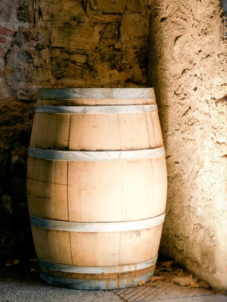 Vecchia botte di vino in legno — Foto Stock