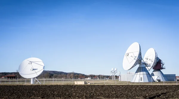 Satelliet schotel — Stockfoto