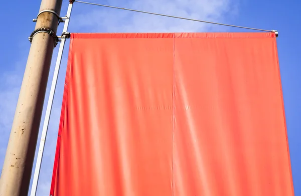 Bandeira vermelha em branco — Fotografia de Stock