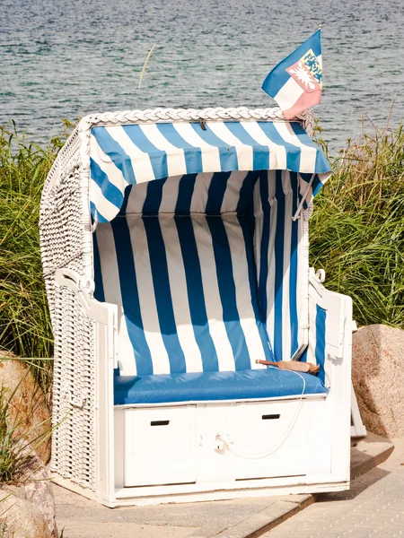 Cadeira de praia com capuz — Fotografia de Stock