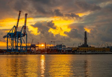 GENOVA (GENOVA), ITALY, JANUARY 23, 2022 - Bulutlu gökyüzü ile gün batımında Cenova kentinde Lanterna (deniz feneri) manzarası