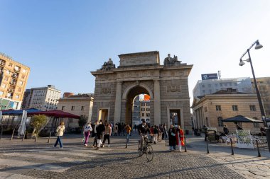 MILAN, ITALY, 5 Mart 2022 - İtalya 'nın merkezindeki Garibaldi Kapısı (Porta Garibaldi) manzarası.