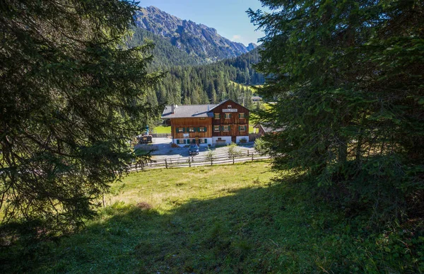 Widok Zannes Hut Dolomitach Południowy Tyrol Włochy — Zdjęcie stockowe