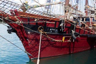 GENOA, ITALY, 25 Haziran 2022 - İspanya Uzun Gemisi Atyla İtalya 'nın Cenova limanına demir attı