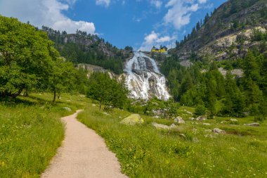 İtalya 'nın Verbano-Cusio-Ossola eyaleti Formazza Vadisi' ndeki Toce Waterfall manzarası. 143 metrelik atlayışıyla Avrupa 'nın en yüksek ikinci şelalesidir.