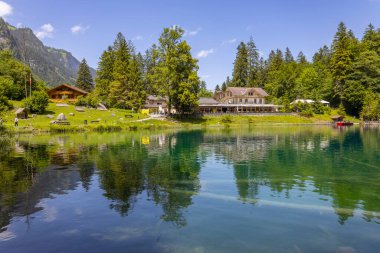 Bernese Oberland 'daki Blausee (Mavi Göl) manzarası, İsviçre' deki ünlü turizm merkezi.