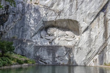 LUCERNE, SWitzERLAND, 21 Haziran 2022 - Lucerne, İsviçre 'deki Aslan Anıtı (Lowendenkmal). 1792 'de Fransız Devrimi sırasında katledilen İsviçreli muhafızların fedakarlığı anısına düzenlenmiştir.