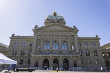 BERN, SWitzERLAND, 23 Haziran 2022 - İsviçre 'nin merkezindeki Bern kentindeki Federal Bina Manzarası