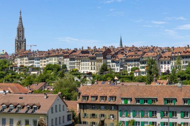 Şehrin eski binalarının çatıları, İsviçre 'nin Bern şehrinin ufuk çizgisi.