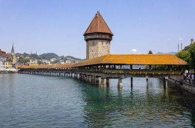 LUCERNE, SWitzERLAND, 21 Haziran 2022 - İsviçre 'nin Lucerne kentindeki Reuss nehri üzerindeki Kapellbrucke Köprüsü manzarası