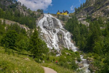İtalya 'nın Verbano-Cusio-Ossola eyaleti Formazza Vadisi' ndeki Toce Waterfall manzarası. 143 metrelik atlayışıyla Avrupa 'nın en yüksek ikinci şelalesidir.