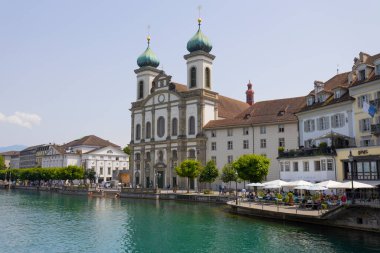 LUCERNE, SWitzERLAND, 21 Haziran 2022 - İsviçre 'nin Lucerne kentindeki Reuss nehri üzerindeki Aziz Franz Xaver Cizvit Kilisesi
