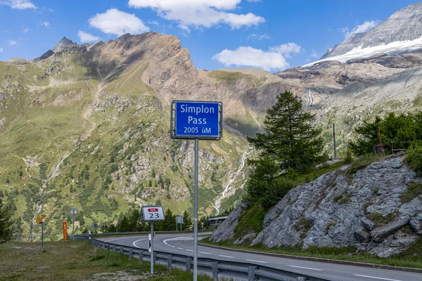 SIMPLON PASS, SWitness ZERLAND, 20 Haziran 2022 - Simplon Geçidi 'ndeki işaret direği. 2005 yılında İsviçre 'de Valais Kantonu' nda bulunan bir alp geçididir..
