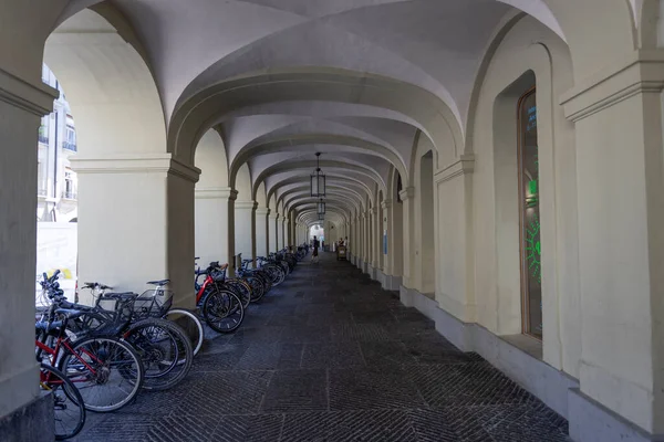Bern Suiza Junio 2022 Arcades Con Bicicletas Estacionadas Centro Berna — Foto de Stock