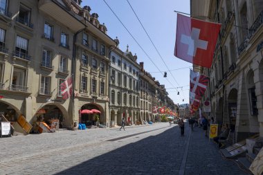 BERN, SWitzERLAND, 23 Haziran 2022 - İsviçre ve İsviçre 'nin orijinal bayraklarıyla Bern şehir merkezinin görüntüsü