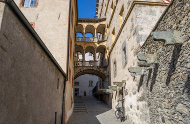 BRIG, SWitzERLAND, 20 Haziran 2022 - İsviçre 'nin Brig kentindeki Stockalper Şatosu' ndaki Matze Galerisine Giriş