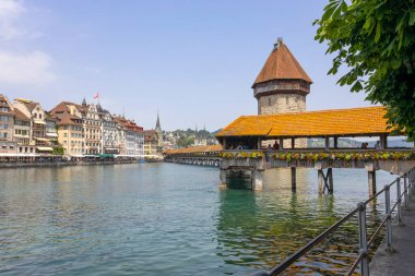 LUCERNE, SWitzERLAND, 21 Haziran 2022 - İsviçre 'nin Lucerne kentindeki Reuss nehri üzerindeki Kapellbrucke Köprüsü manzarası