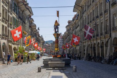 BERN, SWitzERLAND, 23 Haziran 2022 - İsviçre, Bern 'deki Zahringer çeşmesinin manzarası