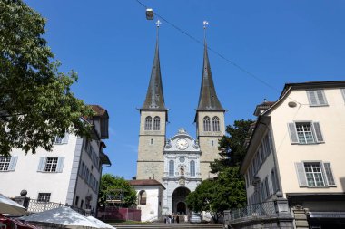 LUCERNE, SWitzERLAND, 21 Haziran 2022 - İsviçre 'nin Lucerne kentindeki Saint Leodegar Adliye Kilisesi (Hofkirche Sankt Leodegar)
