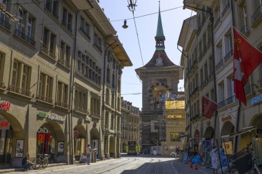 BERN, SWitzERLAND, 23 Haziran 2022 - İsviçre 'nin Bern kentinin tarihi merkezinde bulunan Saat Kulesi (Zytlogge)