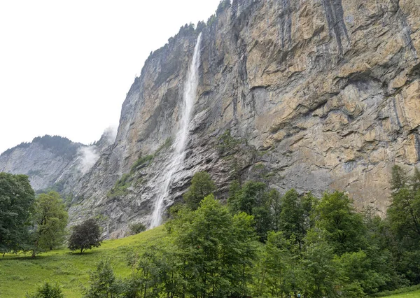 Staubbachův Vodopád Lauterbrunnenu Švýcarském Oberlandu Vodopád Staubbach Klesáním Téměř 300 — Stock fotografie